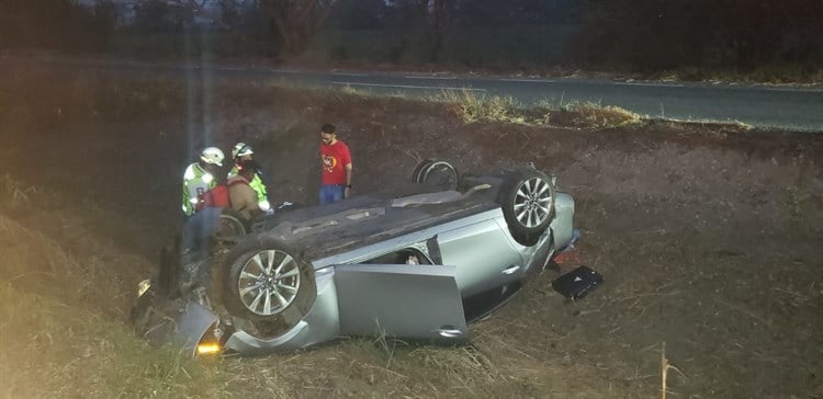 Vuelca auto al estallarle una llanta en la autopista Tinajas-Cosamaloapan