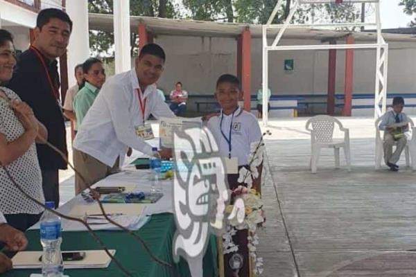 Oriundo de Minatitlán se lleva el primer lugar en concurso regional de oratoria