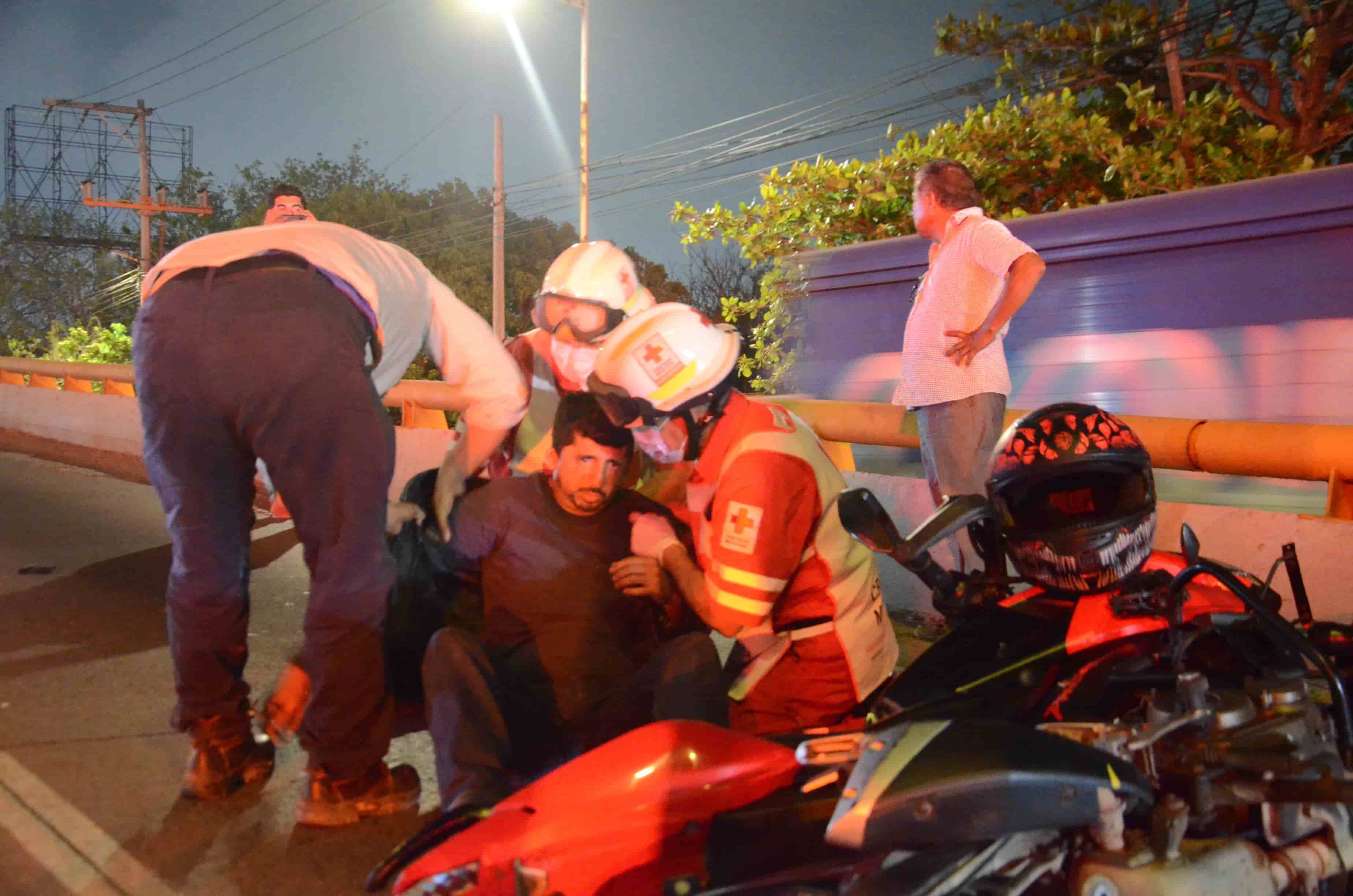 Conductor impacta su motocicleta contra otra en el puente Bicentenario en Veracruz(+Video)