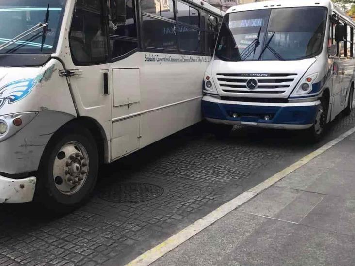 Chocan dos autobuses de pasaje urbano en avenida Revolución, en Xalapa