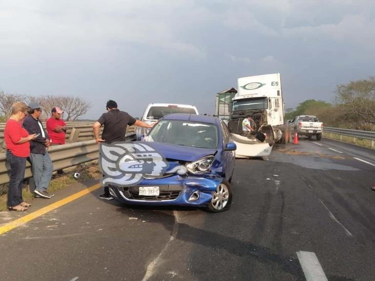 Cuatro heridos y 7 carros dañados, saldo de choque múltiple en el sur de Veracruz