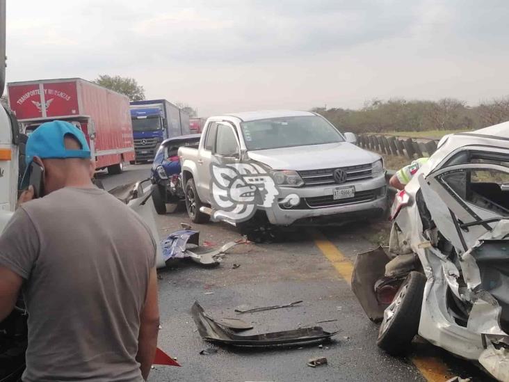 Cuatro heridos y 7 carros dañados, saldo de choque múltiple en el sur de Veracruz