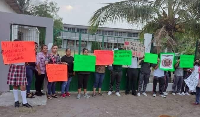 Ya no quieren a maestro en telebachillerato en Paso de Ovejas