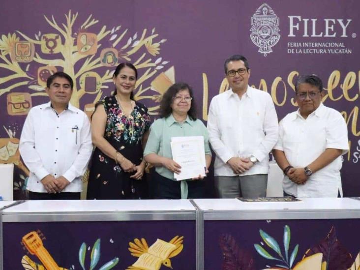 Virginia Bautista recibe el Premio Nacional de Periodismo Cultural FILEY 2023