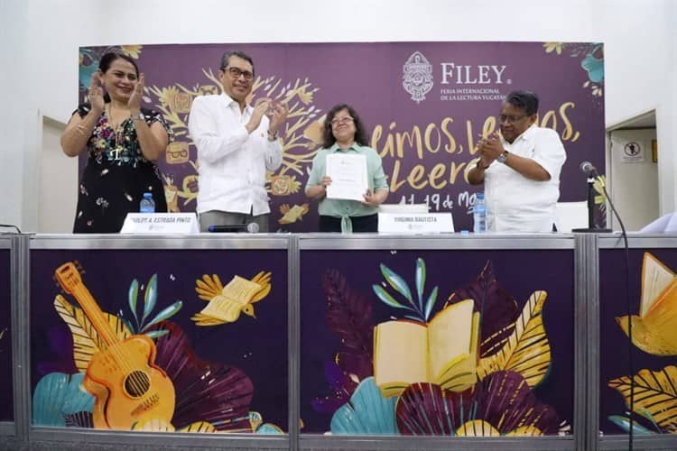 Virginia Bautista recibe el Premio Nacional de Periodismo Cultural FILEY 2023