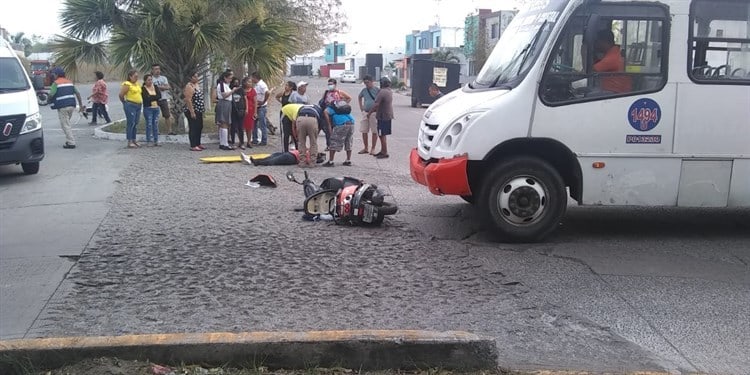 Camión de pasaje atropella a mujer en su motocicleta en Lagos de Puente Moreno