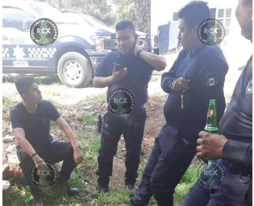 Captan a elementos de la Policía Estatal tomando bebidas alcohólicas en Veracruz