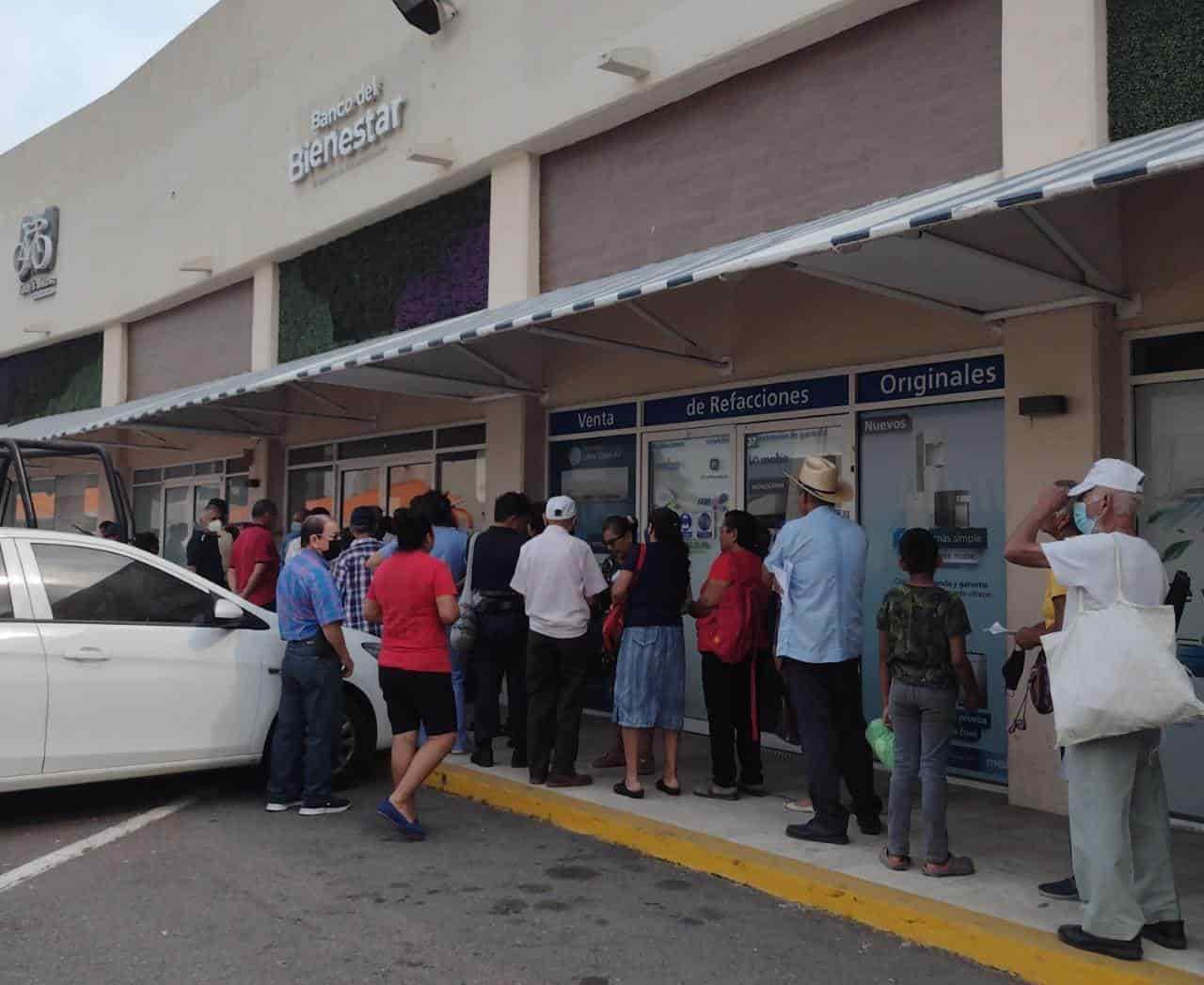 Largas filas en Banco del Bienestar de Boca del Río por dispersión de pagos (+Video)