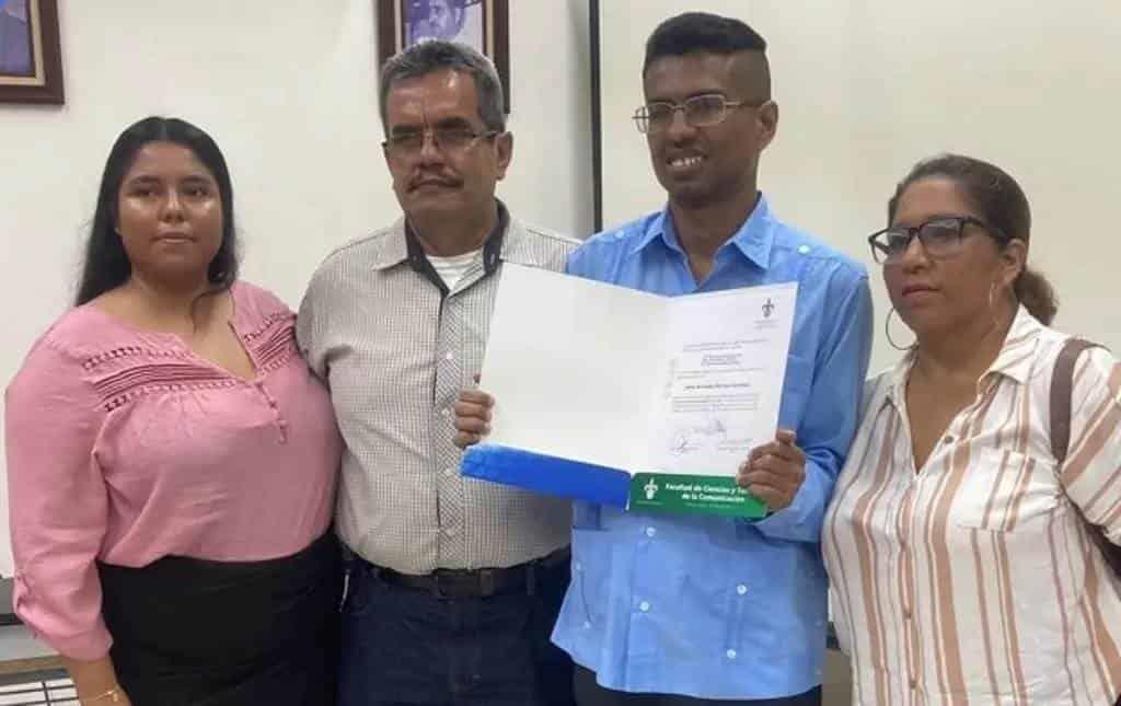 Estudiante con Asperger se gradúa con 10 de la FACICO UV