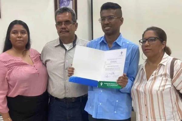 Estudiante con Asperger se gradúa con 10 de la FACICO UV