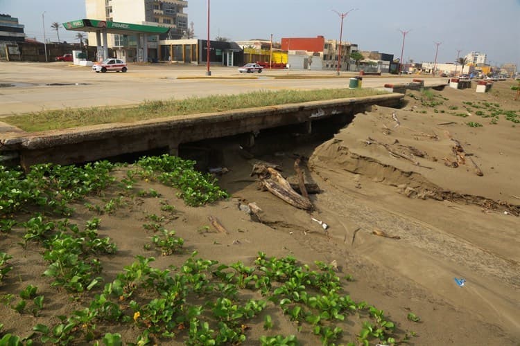 Lluvia ‘desentierra’ canales de desagüe en Coatzacoalcos