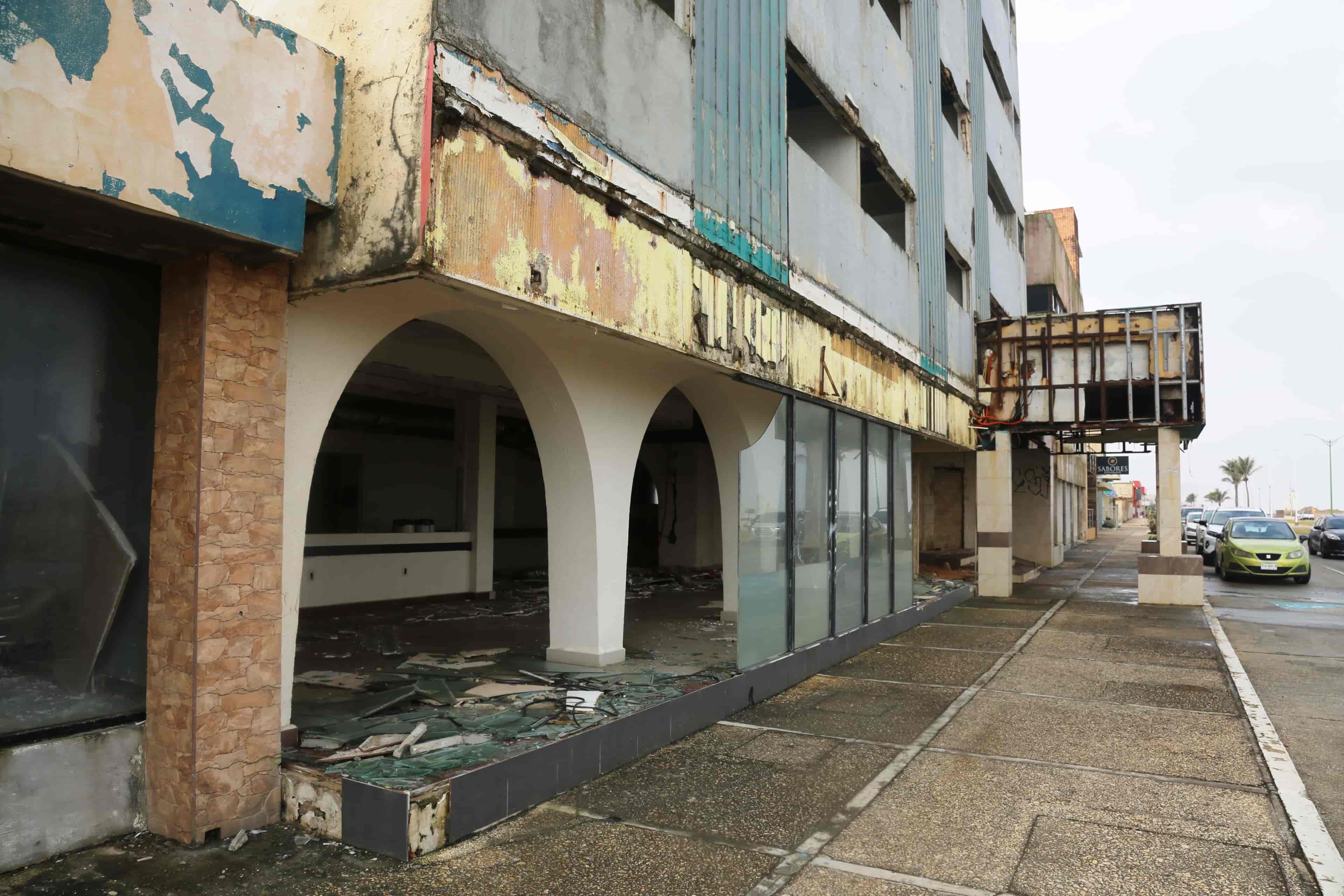 ¡Entre ruinas! Así luce lo que queda el Hotel Playa Varadero en Coatzacoalcos