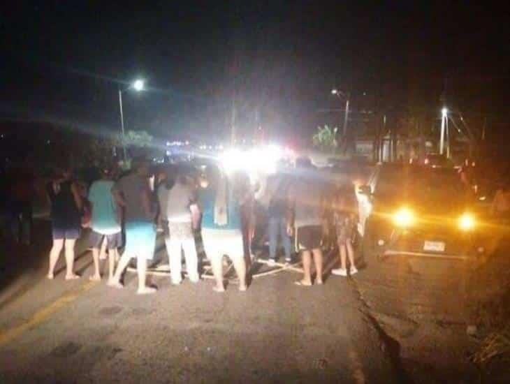 Por falta de luz, habitantes bloquean carretera antigua a Minatitlán