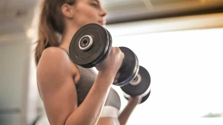 ¡Ideal para mujeres! Descubre los beneficios del entrenamiento de pesas 