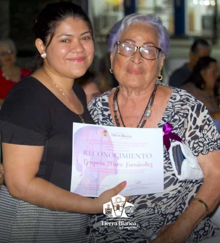 Sol y Sones: María Elena Hernández Lara, cronista de la Ciudad de Tierra Blanca recibió reconocimiento