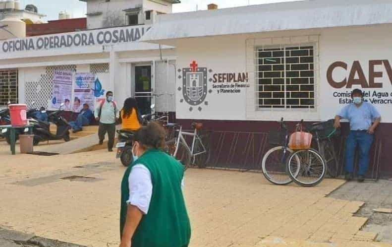 ¡Es el colmo! Oficina de la CAEV en Cosamaloapan no tiene agua