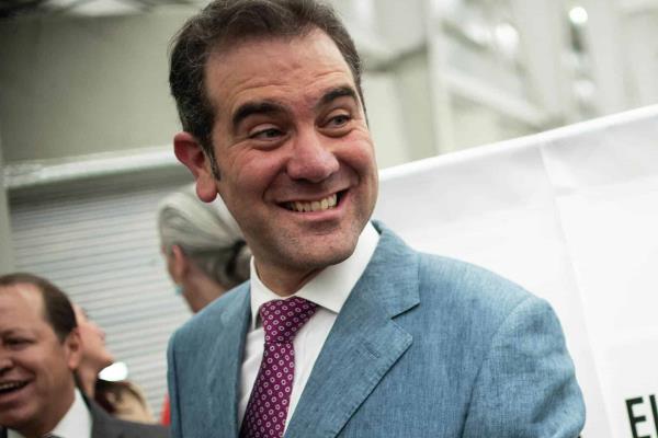 Tras golpeteo contra AMLO, Lorenzo Córdova se va del INE con casi 2 millones