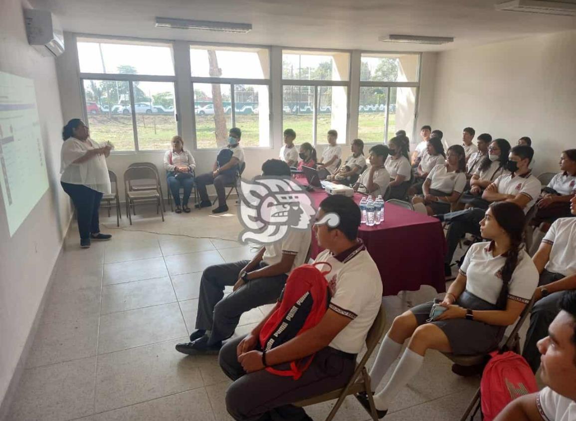 UV campus Agua Dulce recibió por primera vez a aspirantes a licenciatura durante Expo Orienta 2023