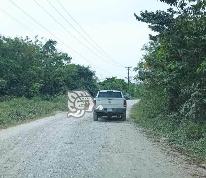 Abandonan camioneta de la CFE en el sur de Veracruz