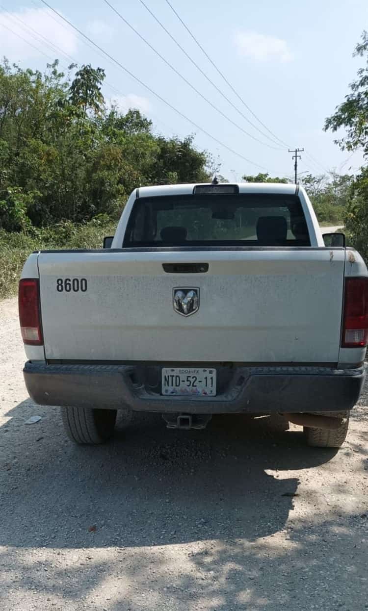 Abandonan camioneta de la CFE en zona de Las Choapas