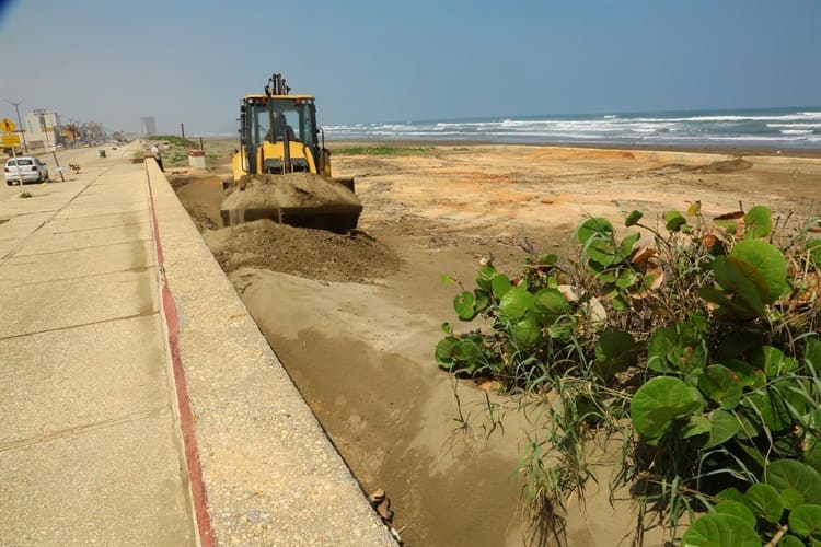 ¡Estará lista para la Semana Santa! , realizan limpia y emparejamiento de la playa (+Video)