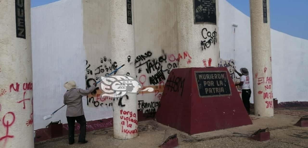 Pintan Hemiciclo de los Niños Héroes después del 8M