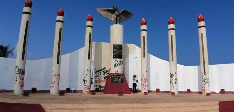 Pintan Hemiciclo de los Niños Héroes después del 8M