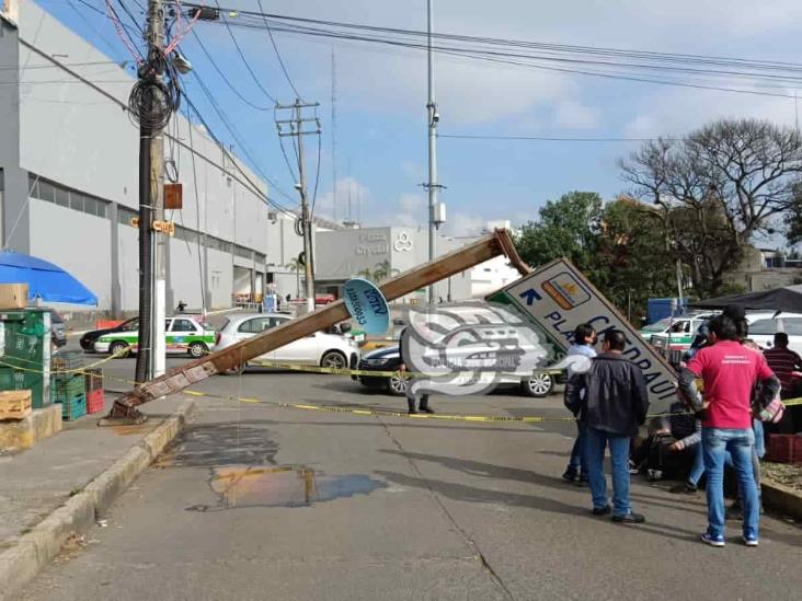 Tren jala cables y derriba señal de tránsito en zona de Plaza Crystal, en Xalapa