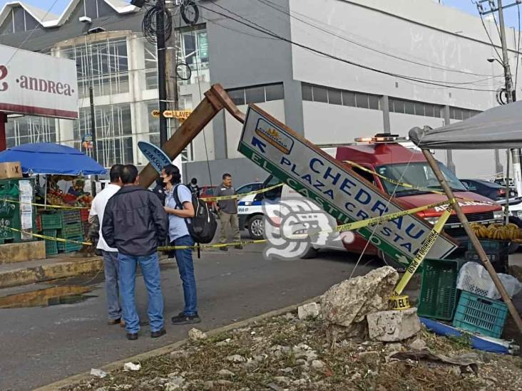 Tren jala cables y derriba señal de tránsito en zona de Plaza Crystal, en Xalapa