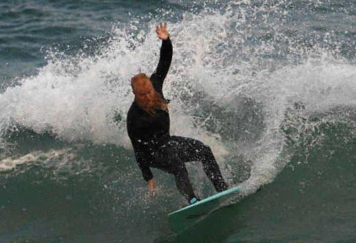 ¡Más de 30 horas! Impone récord mundial de surf