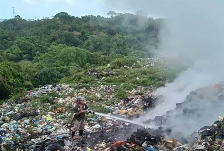 Controlan fumarolas en el basurero municipal de Nanchital