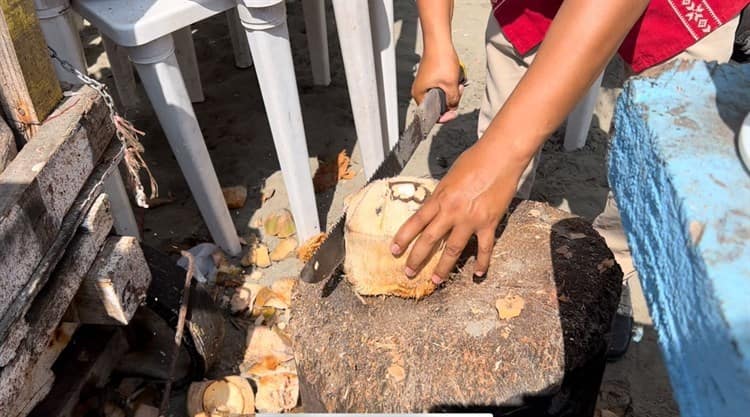 Cocos, bocadillo y bebida que disfrutan los turistas en Villa del Mar