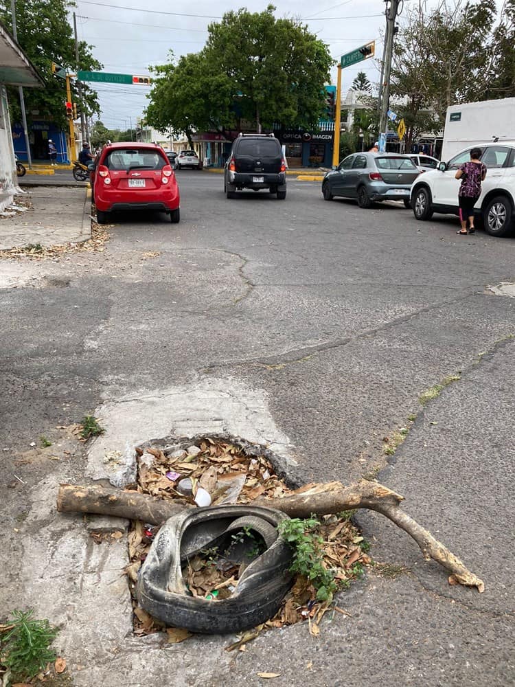 Exigen que tapen peligroso hoyo en la colonia 21 de Abril, en Veracruz