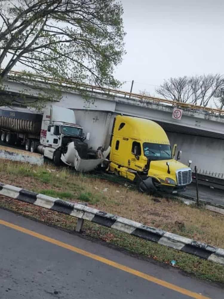 Se impactan dos tráileres en la autopista Cosamaloapan-La Tinaja