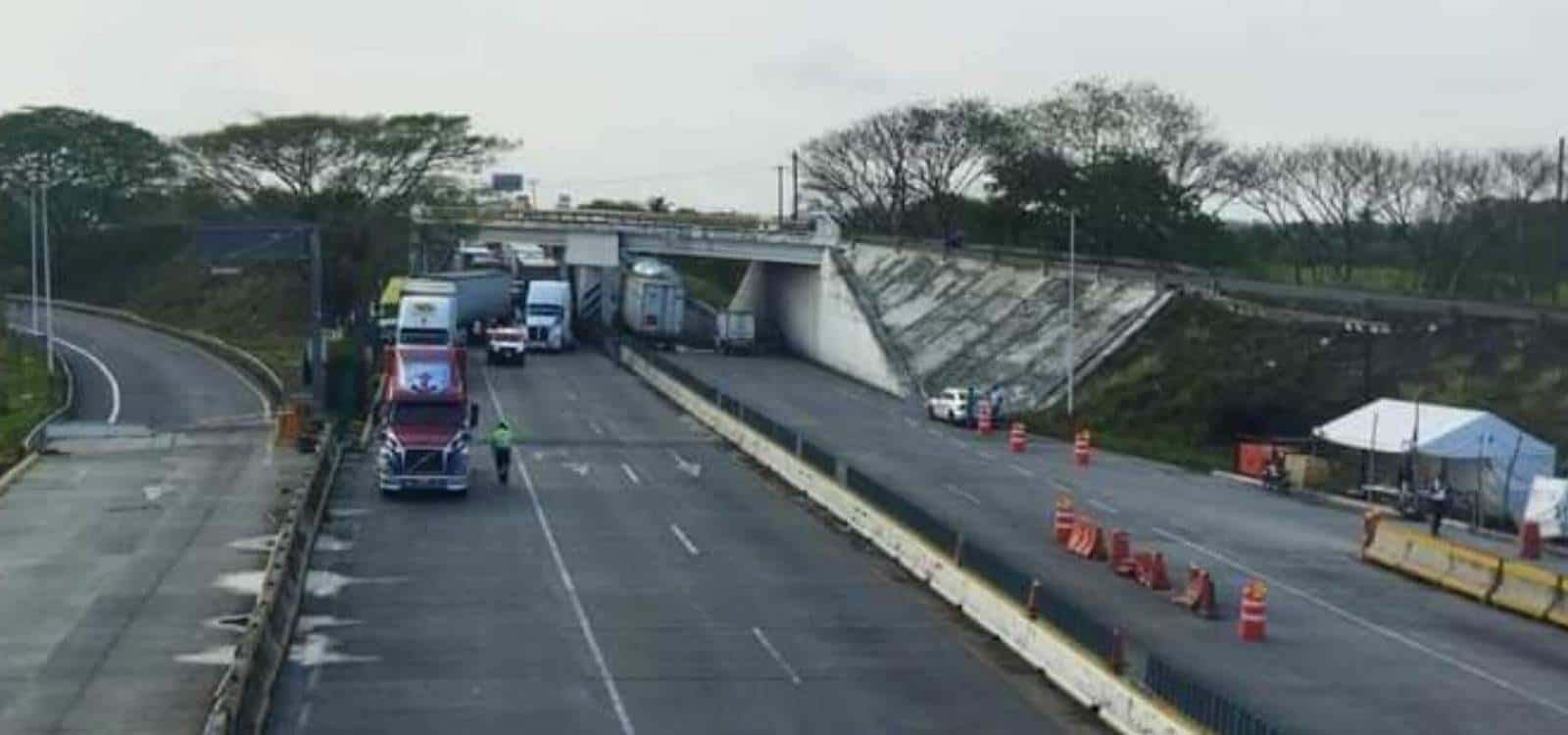 Se impactan dos tráileres en la autopista Cosamaloapan-La Tinaja