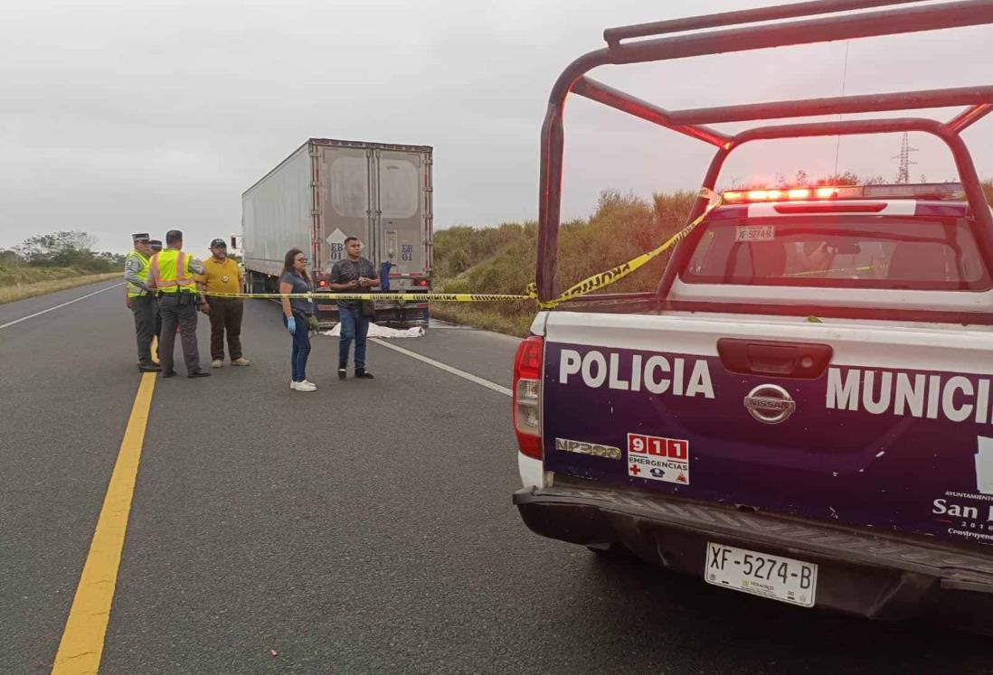 Auxiliar de trailero muere por explosión de llanta en carretera de Veracruz