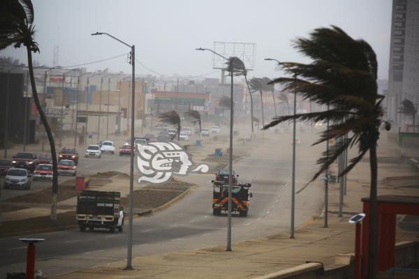 Azota FF 41 en Coatzacoalcos; cierran puerto a la navegación