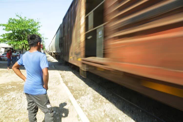 ¡Se arriesgan por una mejor vida! con valor, migrantes trepan el tren en Coatzacoalcos (+Video)