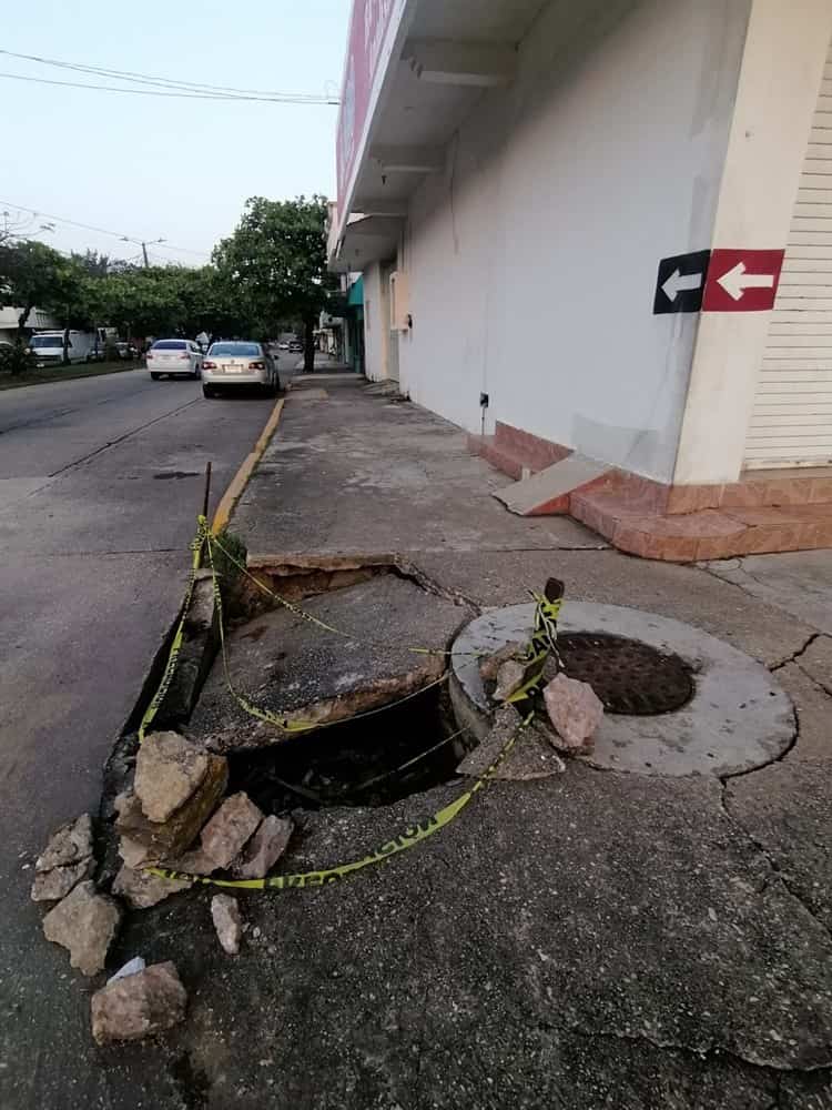 ¡Mucho cuidado! peligroso hueco cerca de primaria en Coatzacoalcos