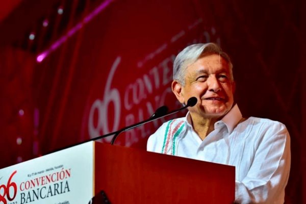 "No se cambiarán las reglas", dice AMLO a banqueros