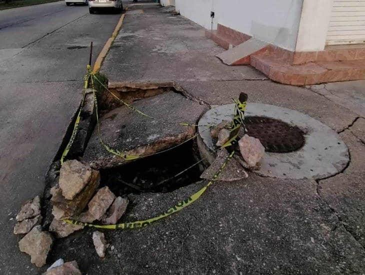 ¡Mucho cuidado! peligroso hueco cerca de primaria en Coatzacoalcos