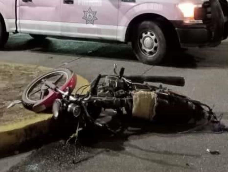 Motociclista sale herido tras chocar con un autobús en Coatzacoalcos 