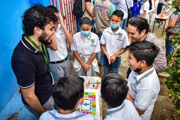 Gobierno y UV implementan programa de divulgación de ciencia y tecnología en la primaria Amado Nervo