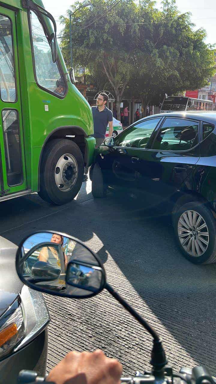 Autobús urbano y auto protagonizan choque en avenida Rébsamen de Xalapa