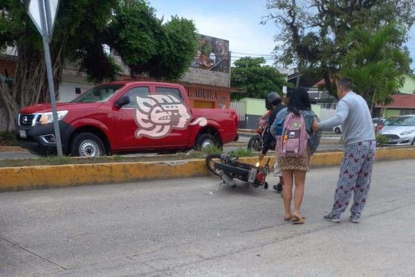 En Misantla, descuidado motociclista arrolla a peatones
