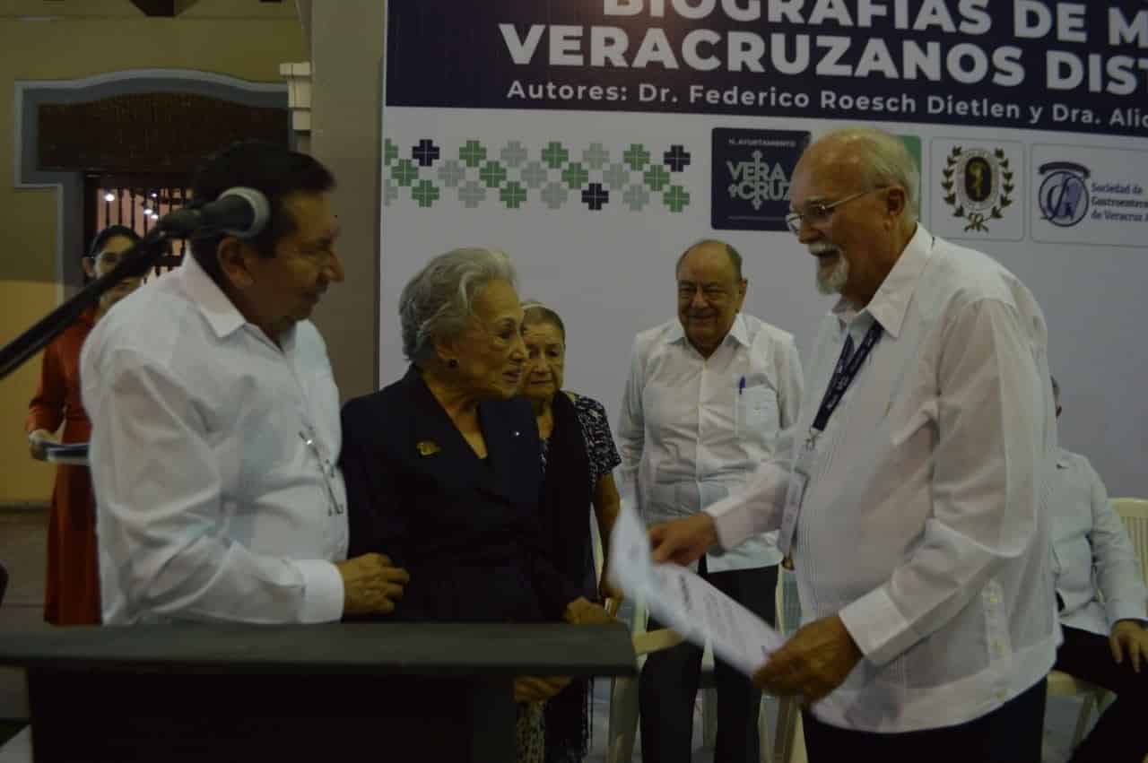 Presentan libro biográfico de 94 distinguidos médicos veracruzanos