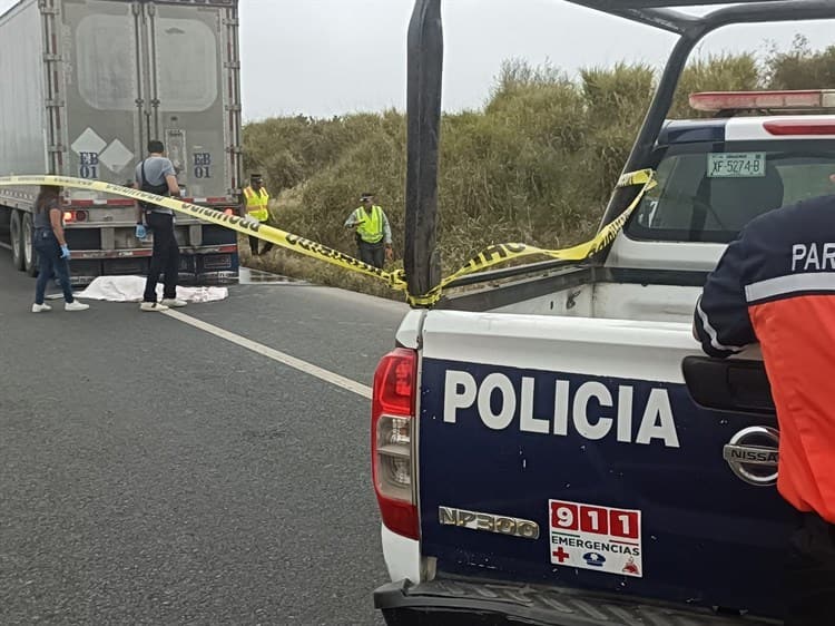 Auxiliar de trailero muere por explosión de llanta en carretera de Veracruz