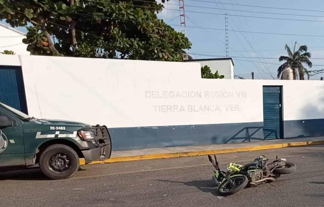 Motociclista se estrella contra patrulla en Tierra Blanca