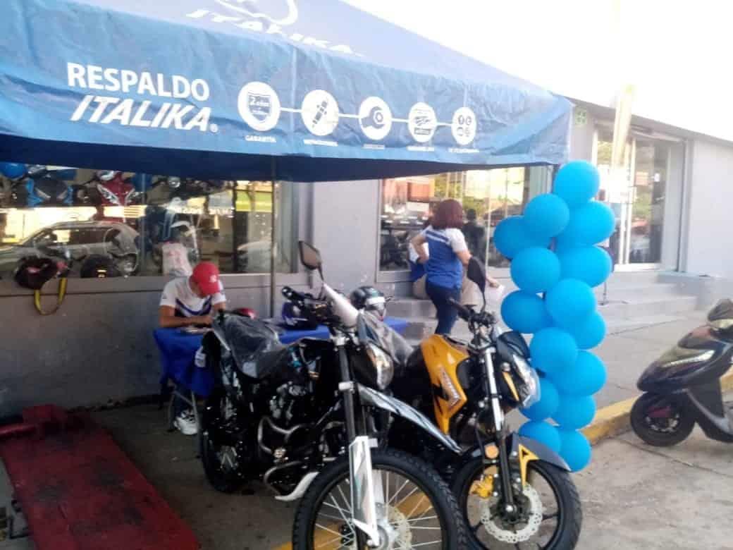 ¡Se adueñan de banqueta! Acusan a tienda de exhibir sus productos en la calle; causa molestia en ciudadanos