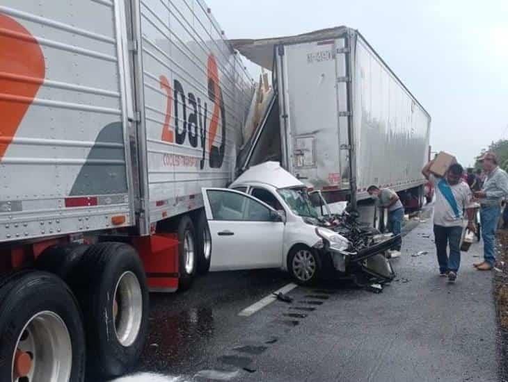 Terrible accidente en la Cárdenas-Coatzacoalcos; hay un fallecido